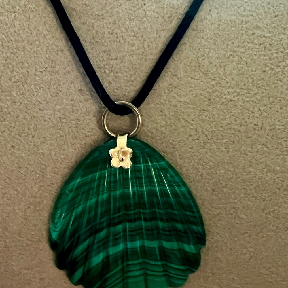 Scallop shell Malachite pendant. - Picture 5 of 6